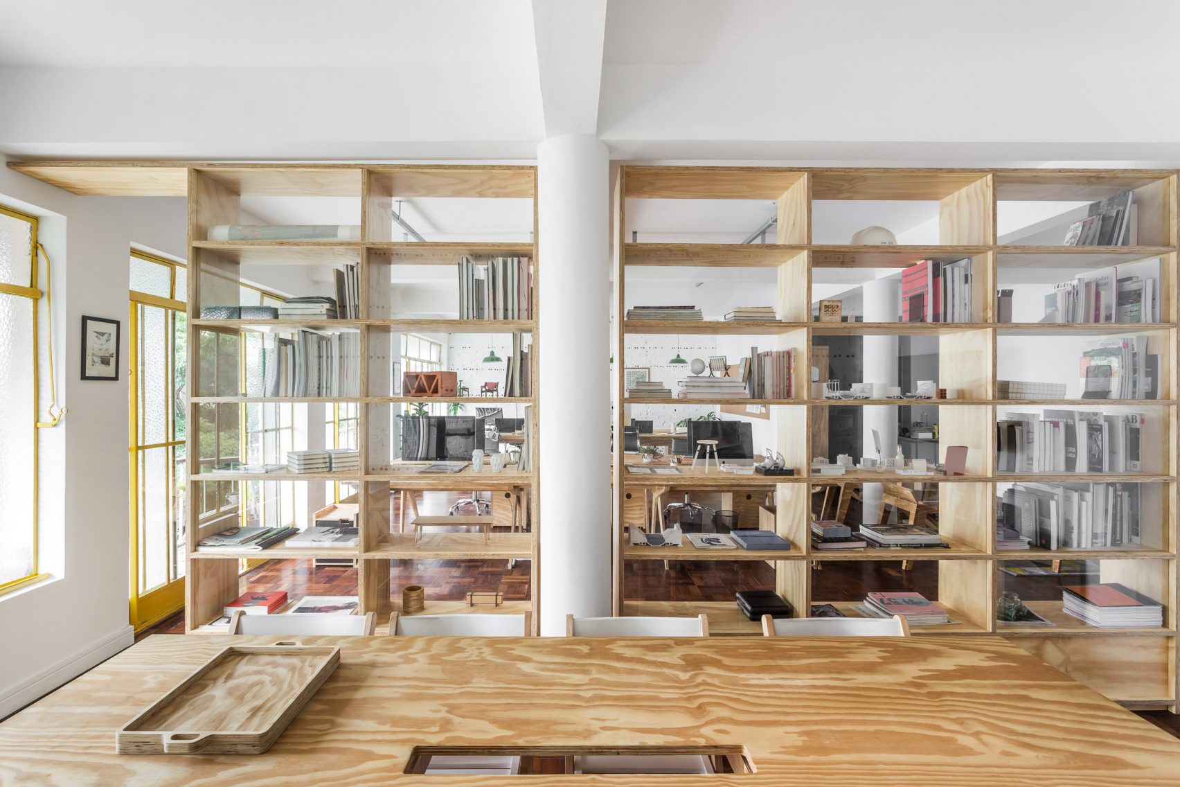 Giải pháp phân chia không gian sáng tạo trong thiết kế nội thất văn phòng Arquitetos Solo