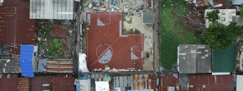 The Unusual Football Field - Sân Bóng Kỳ Lạ Giữa Lòng Thành Phố